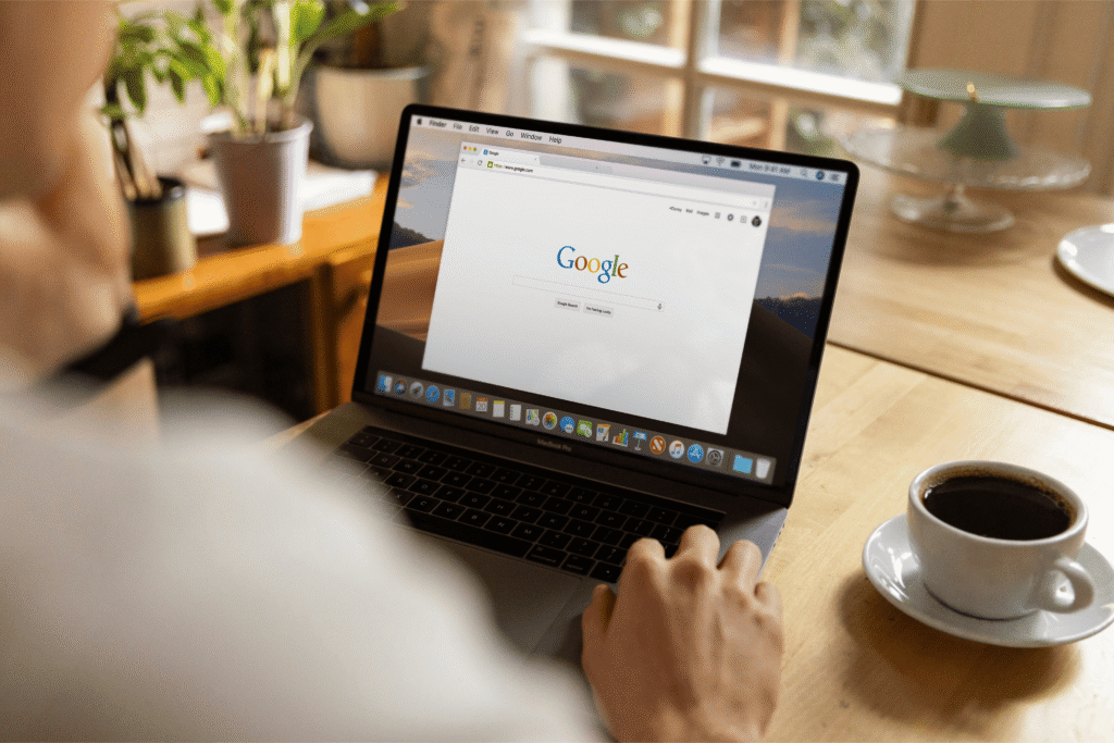 Laptop z widokiem wyszukiwarki Google jako symbol pozycjonowania stron internetowych