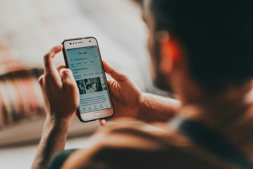 Wyniki AI Overviews w Google na telefonie – efekt pozycjonowania AI i GEO