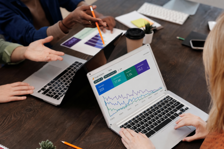 Wykres spadków w Google Analytics podczas taniego pozycjonowania strony